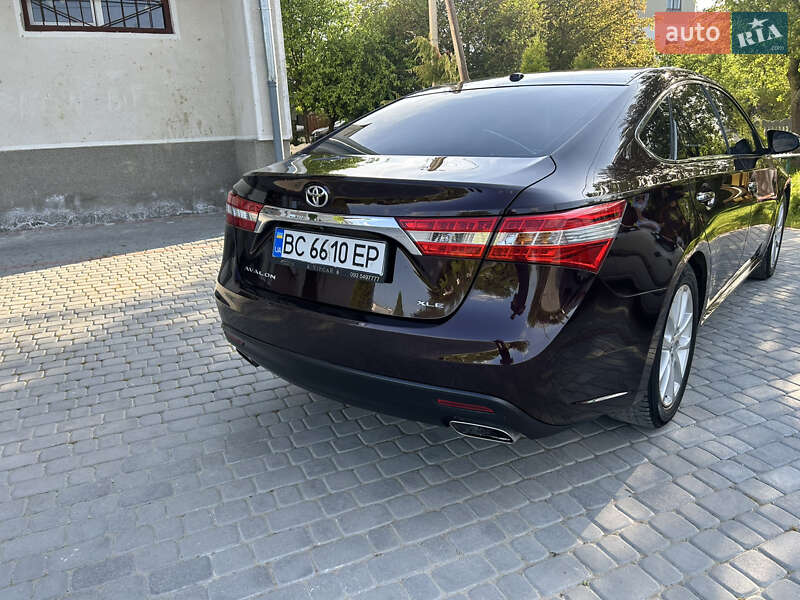 Седан Toyota Avalon 2013 в Золочеві
