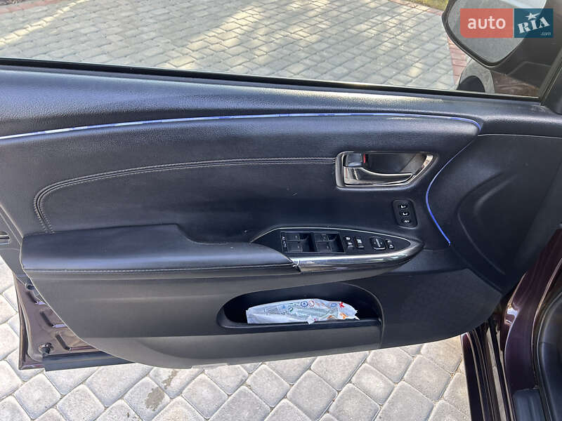 Седан Toyota Avalon 2013 в Золочеві