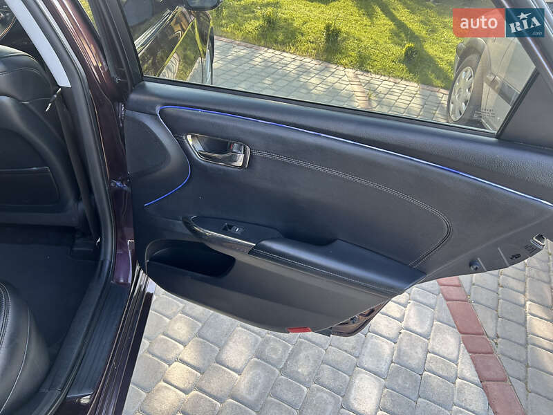 Седан Toyota Avalon 2013 в Золочеві