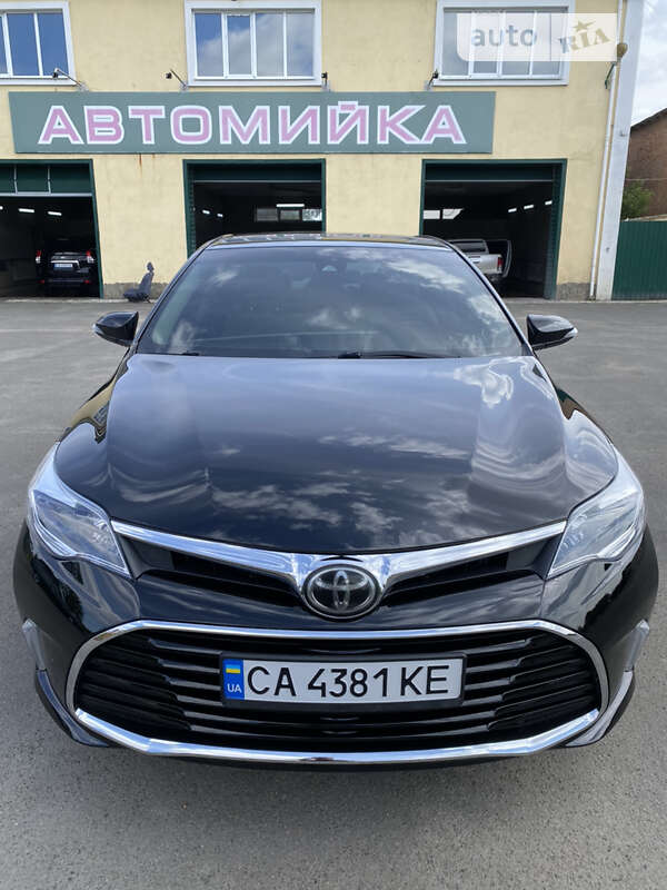 Седан Toyota Avalon 2017 в Шполі