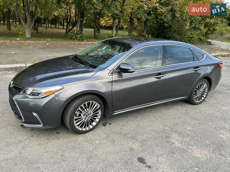 Седан Toyota Avalon 2016 в Володимирі