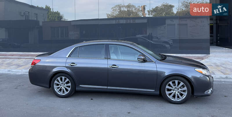 Седан Toyota Avalon 2012 в Измаиле