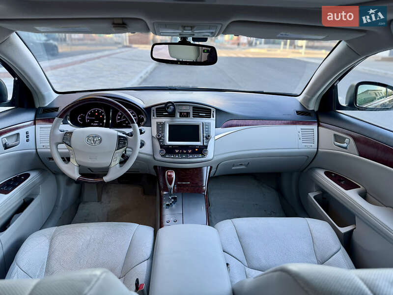 Седан Toyota Avalon 2012 в Измаиле