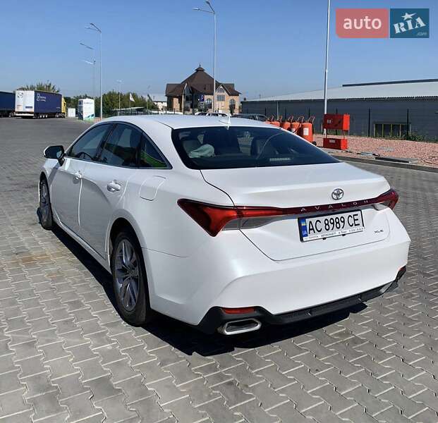 Седан Toyota Avalon 2018 в Луцьку