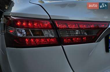 Седан Toyota Avalon 2017 в  фото 12 Седан Toyota Avalon 2017 в