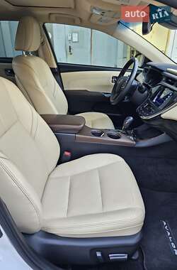 Седан Toyota Avalon 2017 в  фото 19 Седан Toyota Avalon 2017 в