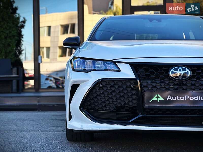 Седан Toyota Avalon 2018 в Киеве