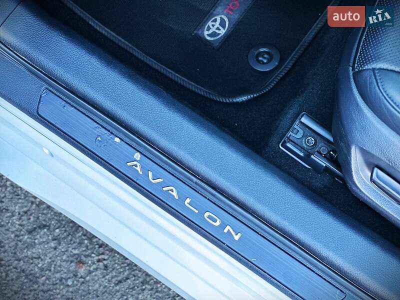 Седан Toyota Avalon 2018 в Киеве