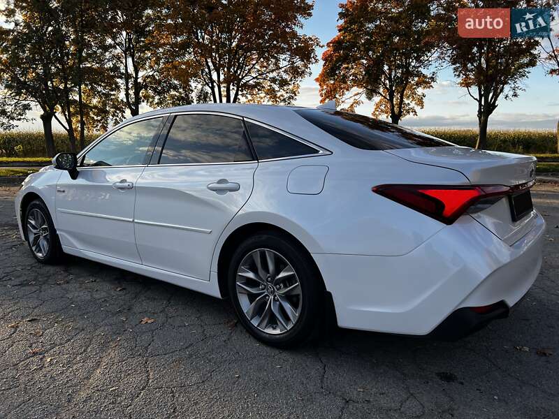 Седан Toyota Avalon 2019 в Володимирі
