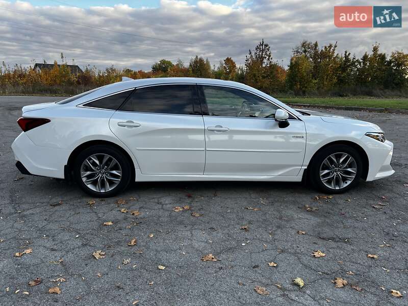 Седан Toyota Avalon 2019 в Володимирі