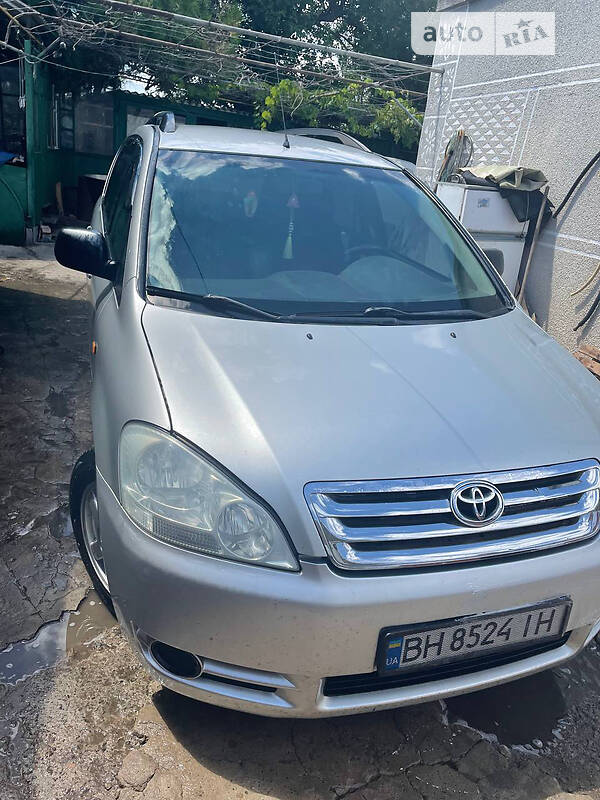 Мінівен Toyota Avensis Verso 2001 в Южному