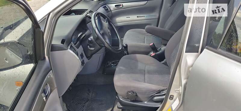 Минивэн Toyota Avensis Verso 2001 в Яворове