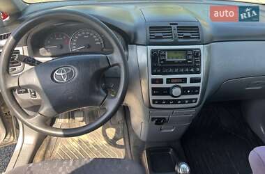 Минивэн Toyota Avensis Verso 2003 в 