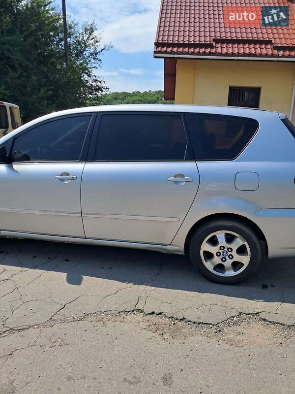 Минивэн Toyota Avensis Verso 2002 в Жовкве