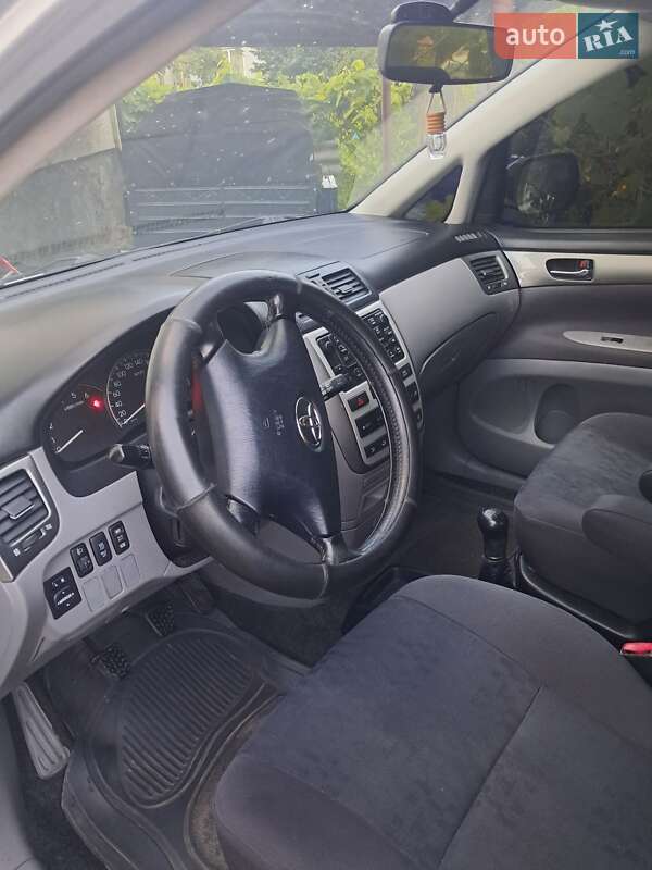 Минивэн Toyota Avensis Verso 2002 в Жовкве