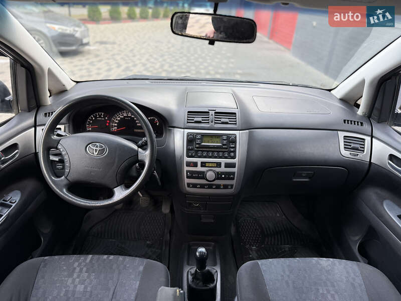 Минивэн Toyota Avensis Verso 2005 в Черновцах