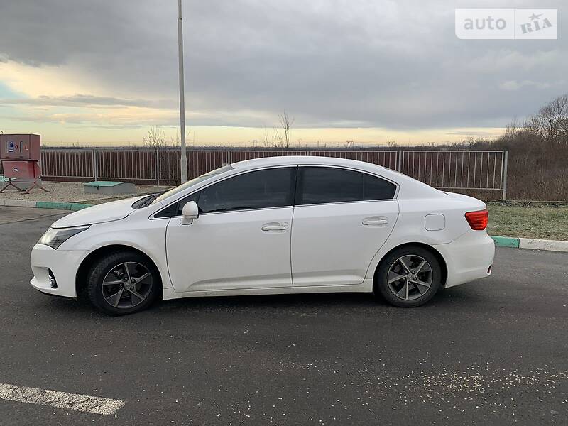Седан Toyota Avensis 2012 в Ужгороді