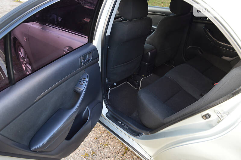 Седан Toyota Avensis 2003 в Краматорске