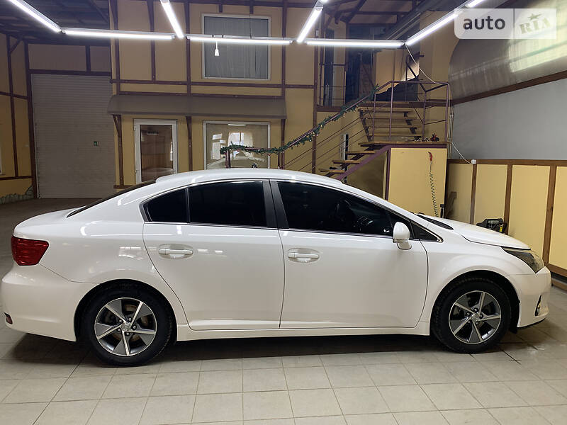 Седан Toyota Avensis 2012 в Ужгороді