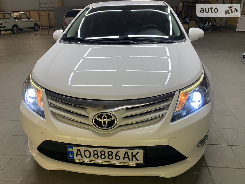 Седан Toyota Avensis 2012 в Ужгороді