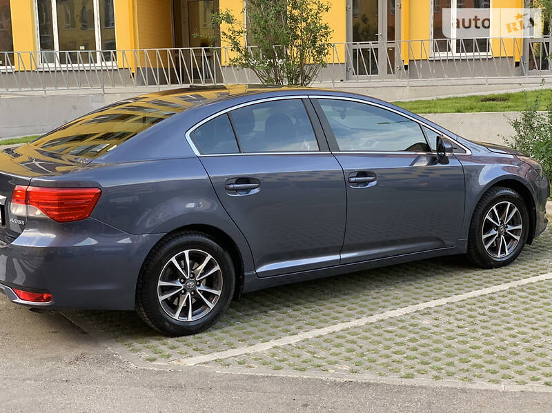 Седан Toyota Avensis 2013 в Киеве