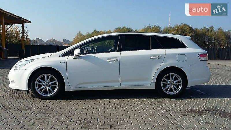 Універсал Toyota Avensis 2011 в Хмельницькому