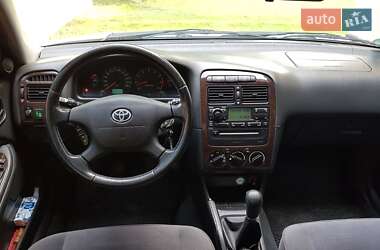 Лифтбек Toyota Avensis 2002 в 