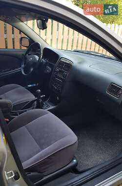 Лифтбек Toyota Avensis 2002 в 