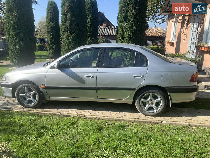 Седан Toyota Avensis 2000 в Черновцах