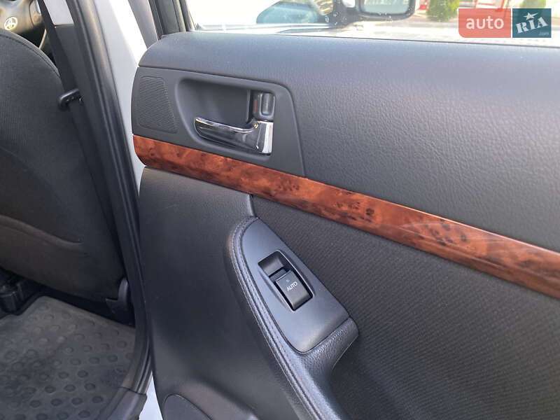 Седан Toyota Avensis 2004 в Виннице