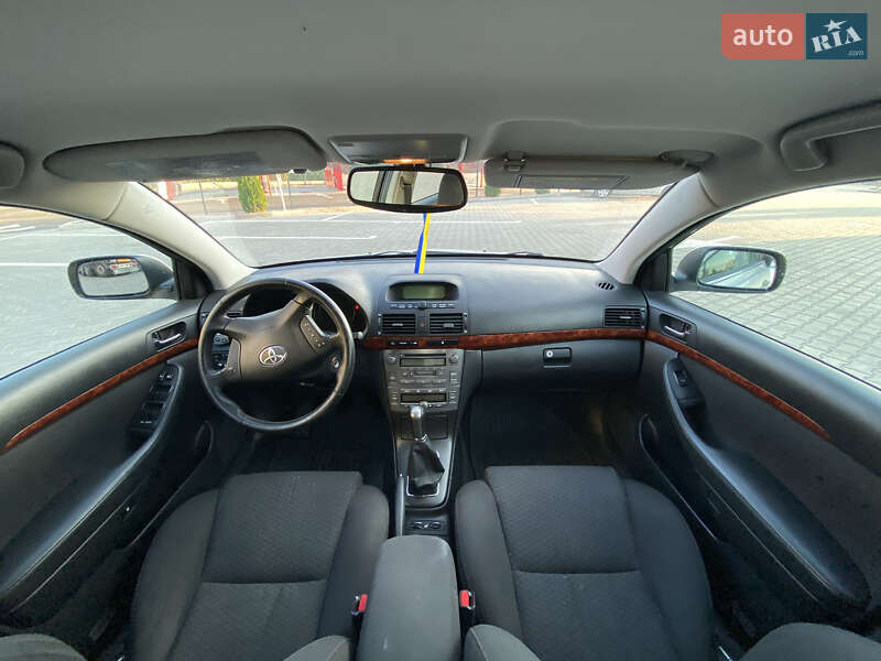 Седан Toyota Avensis 2004 в Виннице