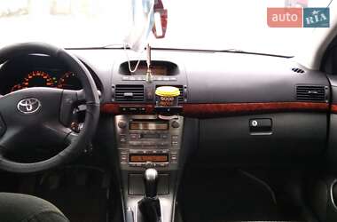 Седан Toyota Avensis 2006 в Волочиске