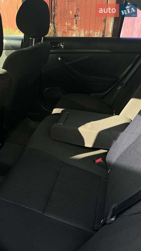 Седан Toyota Avensis 2005 в Львові