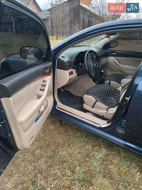 Седан Toyota Avensis 2004 в Верховине