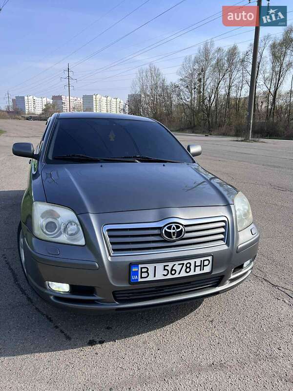 Седан Toyota Avensis 2005 в Полтаве