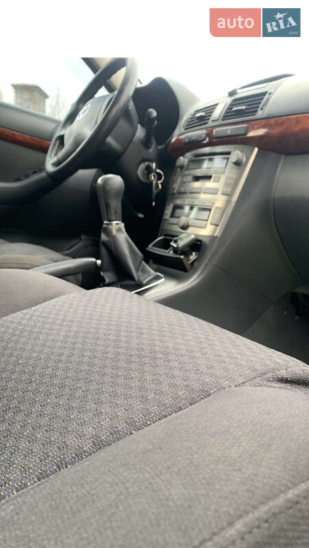 Седан Toyota Avensis 2005 в Самборе