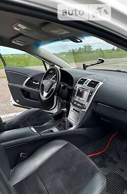Седан Toyota Avensis 2013 в Глухове