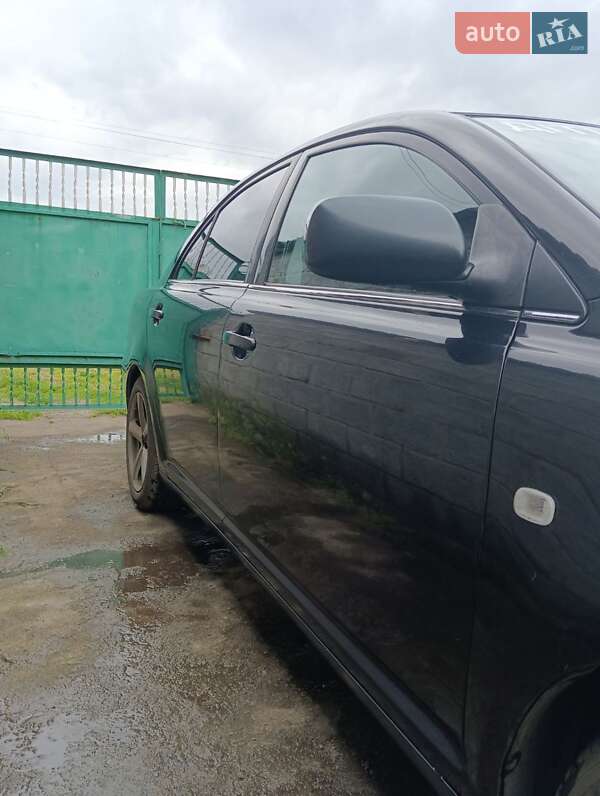 Седан Toyota Avensis 2004 в Никополе