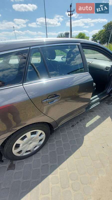 Универсал Toyota Avensis 2010 в Львове