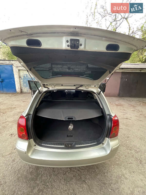 Универсал Toyota Avensis 2004 в Кривом Роге