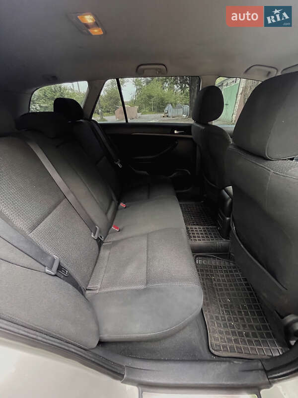 Универсал Toyota Avensis 2004 в Кривом Роге