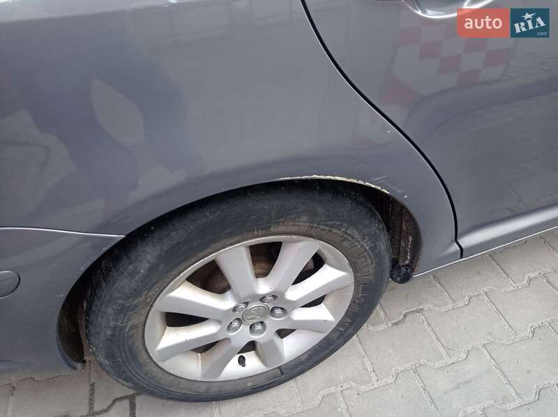 Ліфтбек Toyota Avensis 2005 в Львові