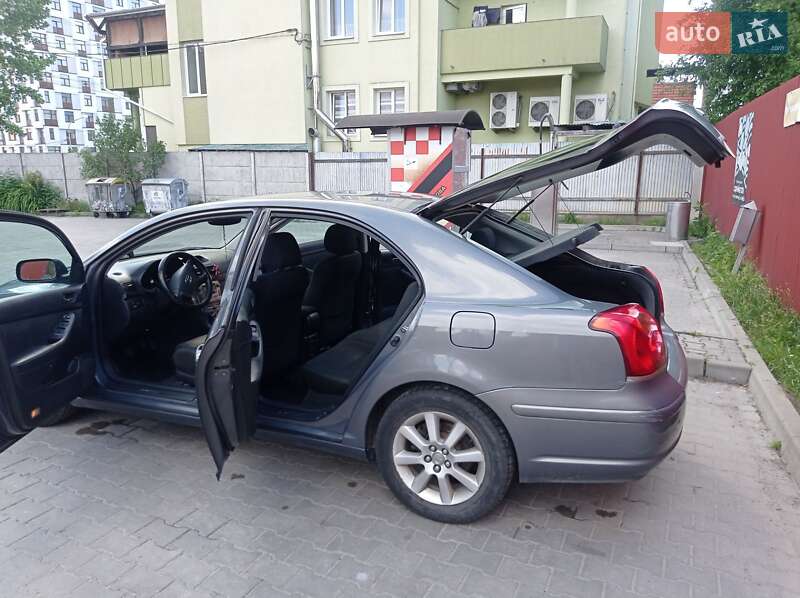 Ліфтбек Toyota Avensis 2005 в Львові