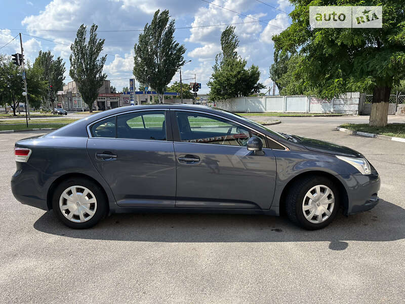 Седан Toyota Avensis 2010 в Кривом Роге