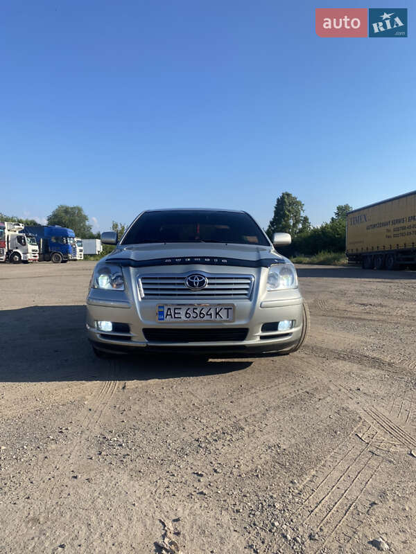 Седан Toyota Avensis 2004 в Кривом Роге