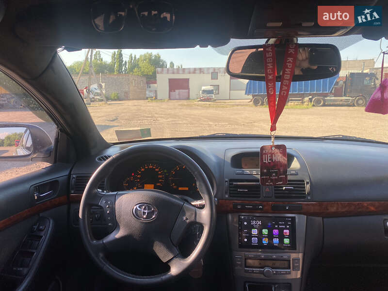 Седан Toyota Avensis 2004 в Кривом Роге