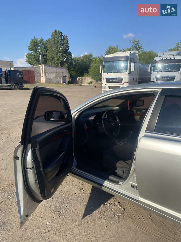 Седан Toyota Avensis 2004 в Кривом Роге