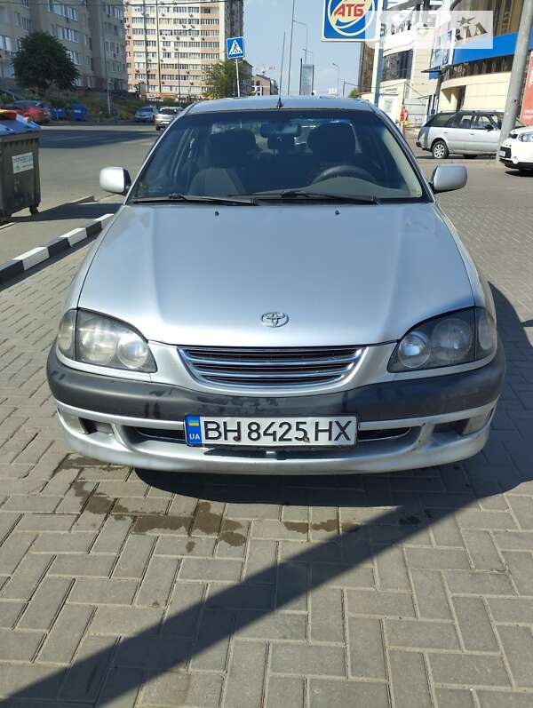 Седан Toyota Avensis 2000 в Одессе