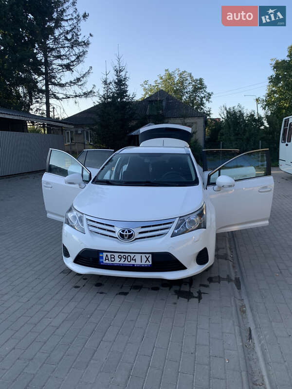 Універсал Toyota Avensis 2014 в Хмільнику