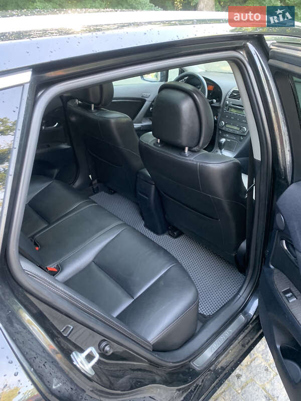 Універсал Toyota Avensis 2009 в Чернівцях